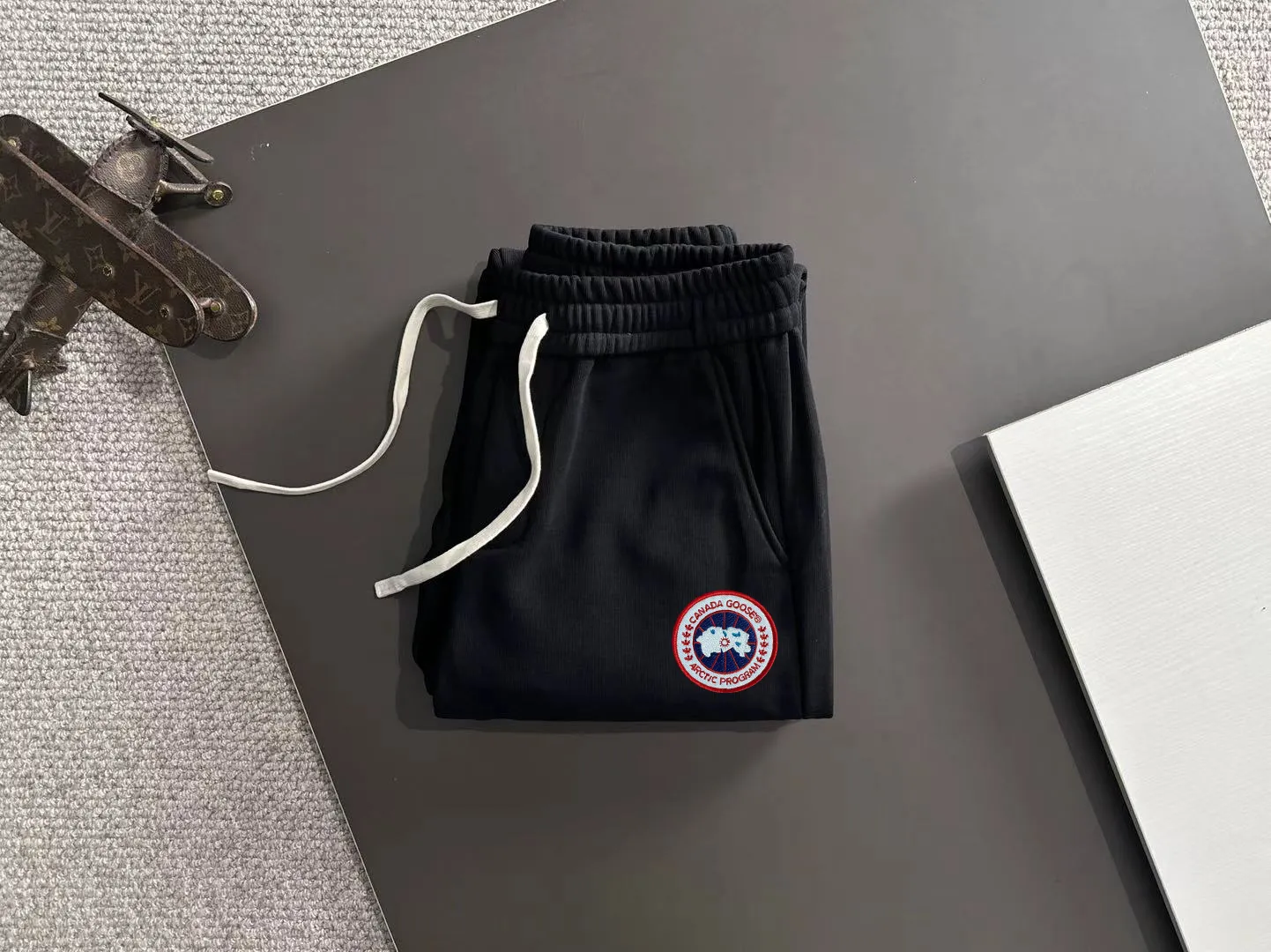 Next day shipment P360 Big Goose 2025 new winter elastic band casual pants, thick velvet counter-customized fabric, high breathability and comfort, impeccable details, brand element design concept, reflecting high quality. It feels delicate and soft! It presents a casual cut and the upper body shape is great! Size: M-4XL